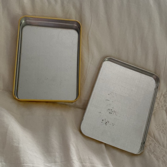 Free with purchase of any paid item. Burt’s Bees yellow tin with 🐝 bee. - Picture 4 of 13